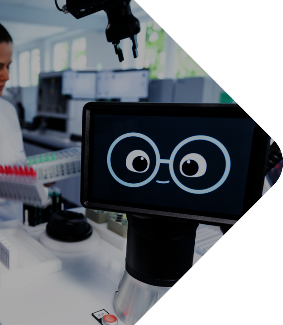uLab Mobile labbautomationsrobot vid en laboratoriebänk för automatiserad provhantering inom immunhematologi.